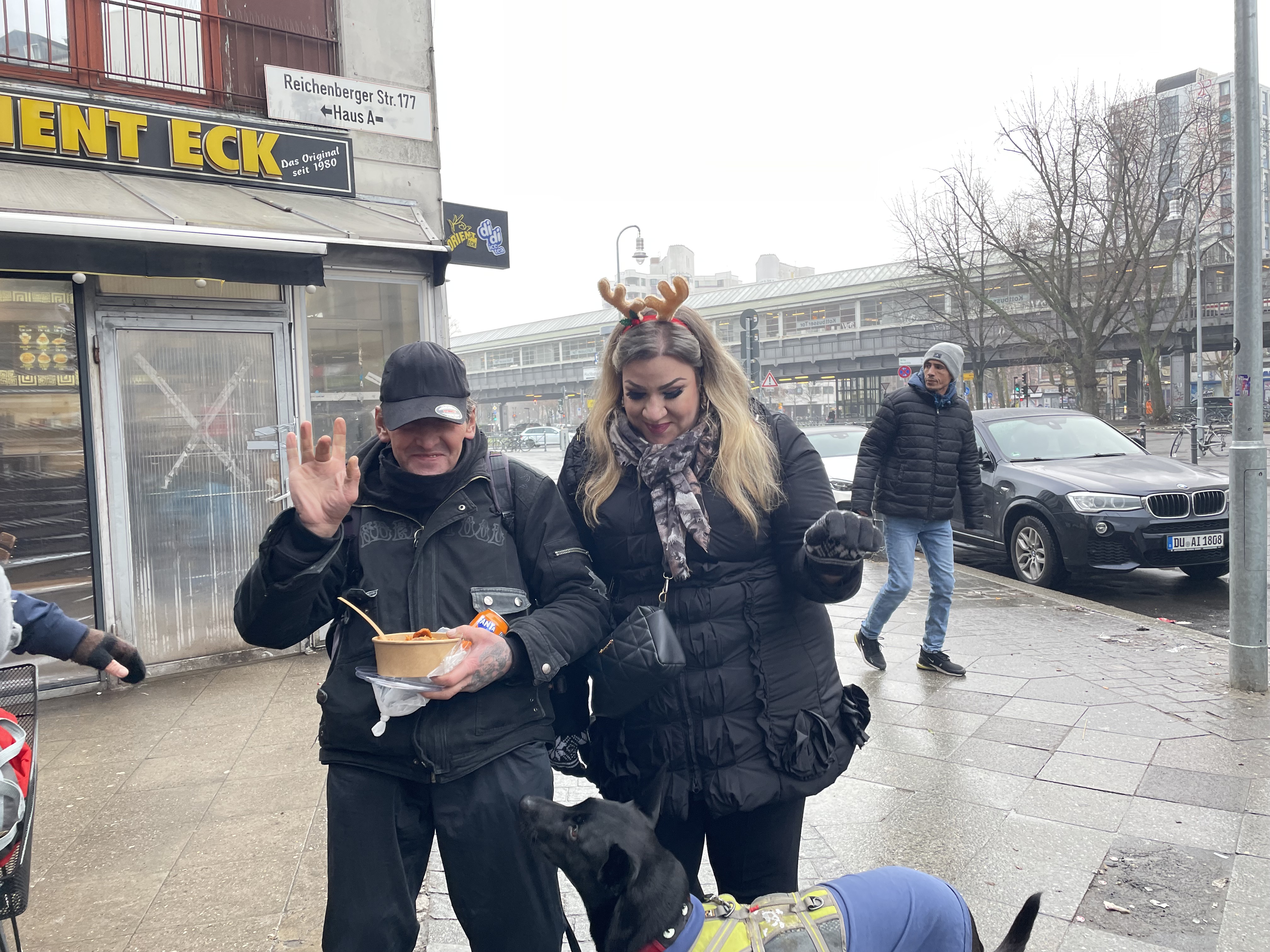 Freiwillige mit Weihnachtsmützen