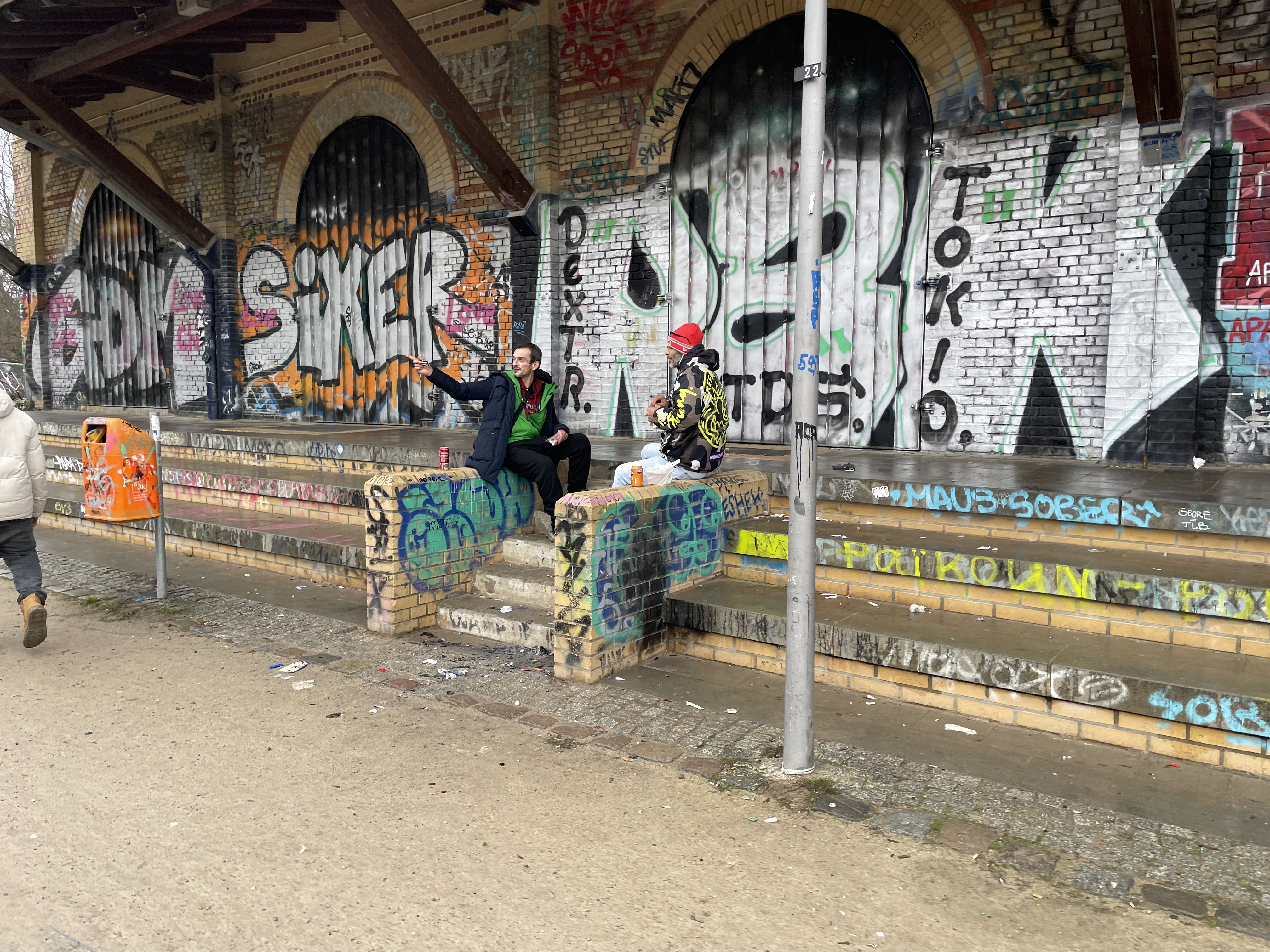Freiwillige mit festlicher Kleidung