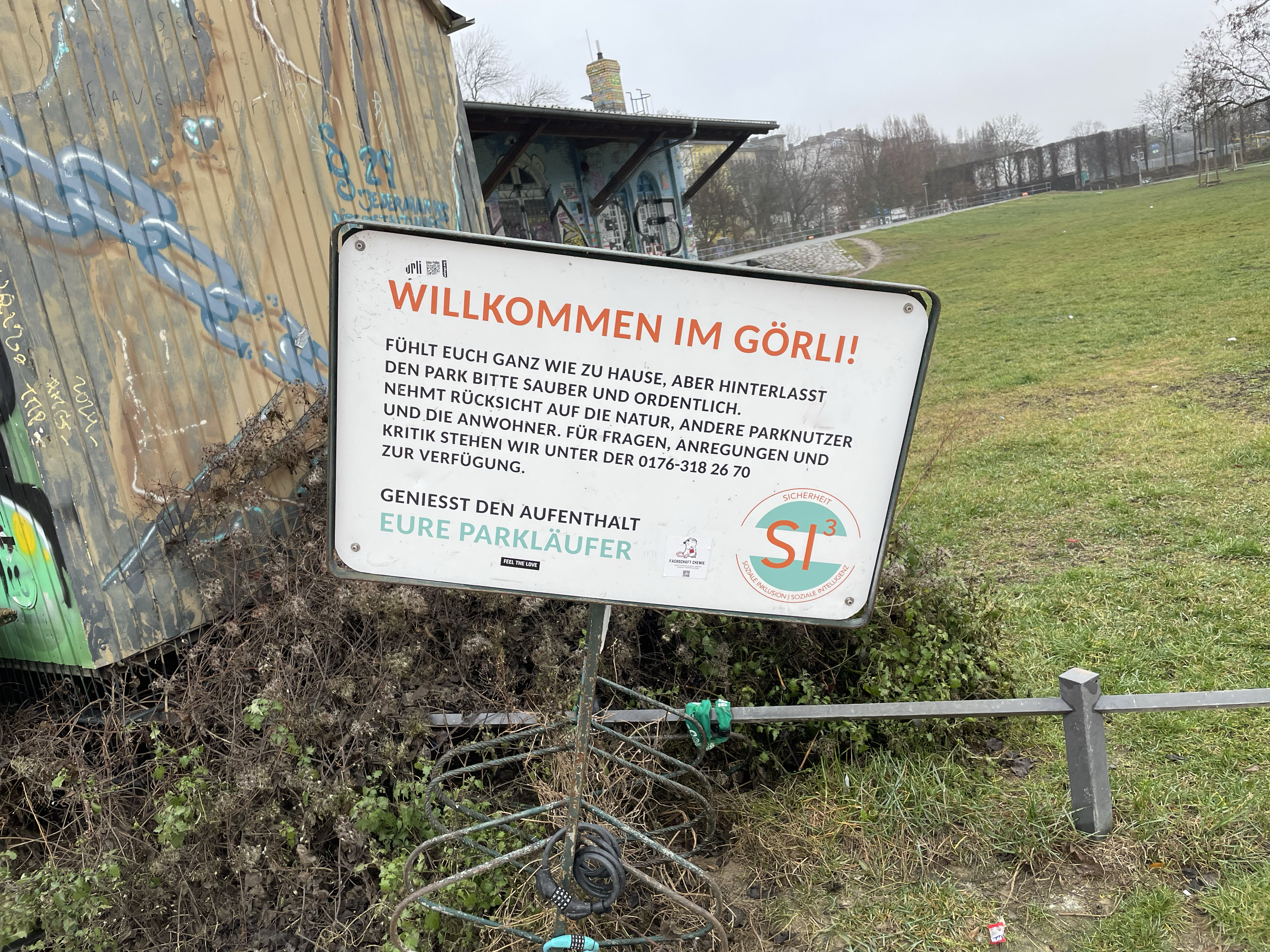 Menschen warten in der Schlange bei der Weihnachtsaktion